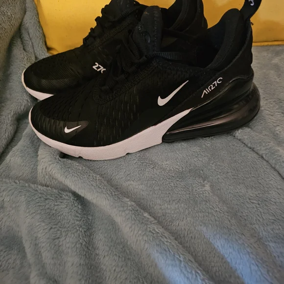 Nike Air Max 270 Kids Black Sneakers with White Details Size 4.5Y Unisex - Picture 3 of 9